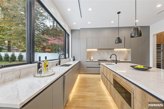 84 Depeyster Avenue, Tenafly, NJ 07670