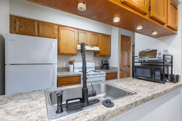 29846 Utica Road units 27 Building 2, Roseville, MI 48066