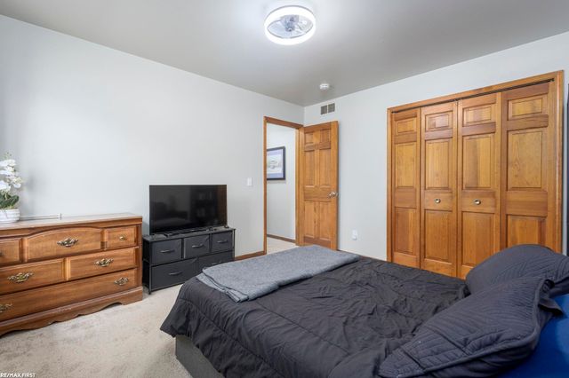 29846 Utica Road units 27 Building 2, Roseville, MI 48066