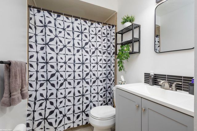 29846 Utica Road units 27 Building 2, Roseville, MI 48066