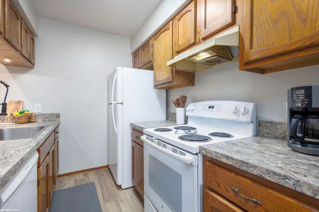 29846 Utica Road units 27 Building 2, Roseville, MI 48066