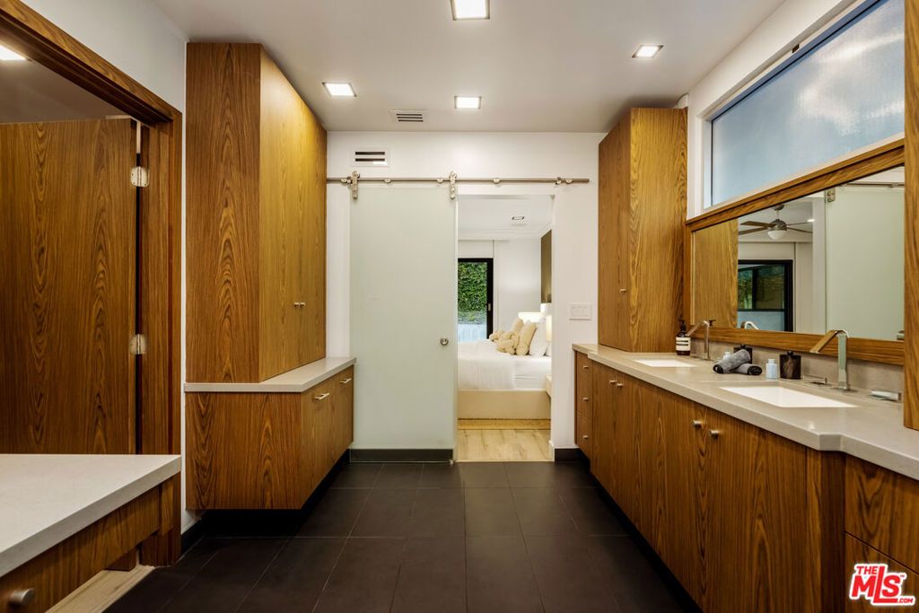 Image 21 of property listing at 9991 Liebe Drive, Beverly Hills, CA 90210