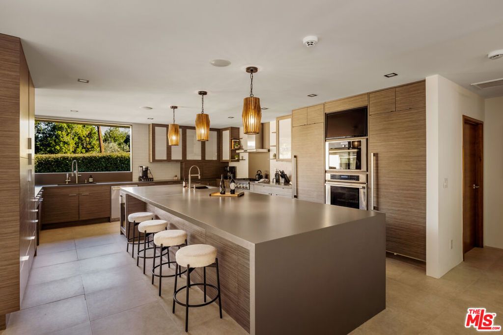 Image 7 of property listing at 9991 Liebe Drive, Beverly Hills, CA 90210