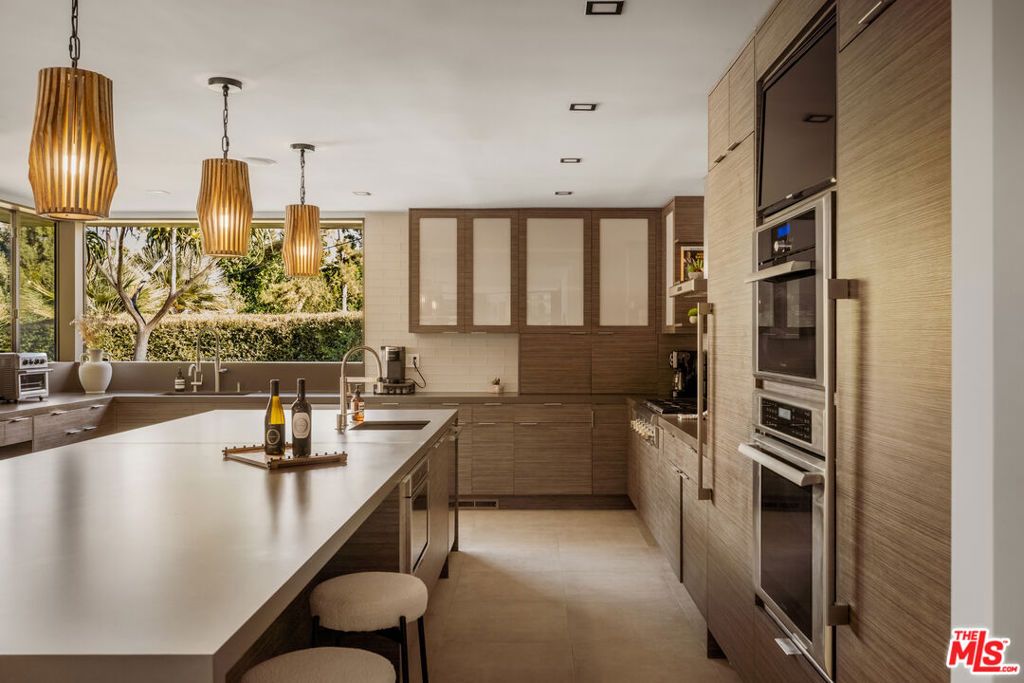 Image 8 of property listing at 9991 Liebe Drive, Beverly Hills, CA 90210