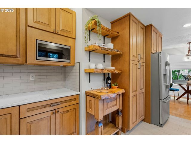 2911 Sw DICKINSON St, Portland, OR 97219