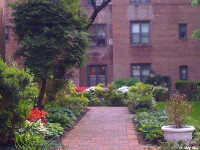2 Town House Place 1J, Great Neck Plaza, NY 11021