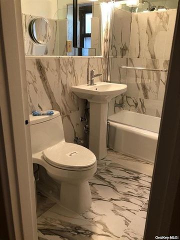 2 Town House Place 1J, Great Neck Plaza, NY 11021
