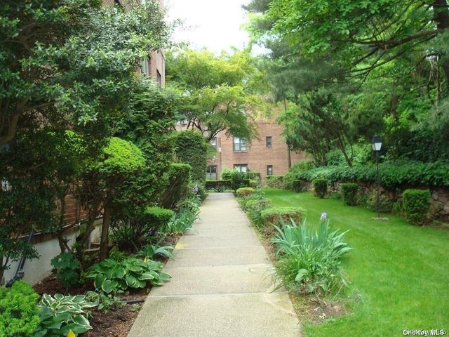 2 Town House Place 1J, Great Neck Plaza, NY 11021