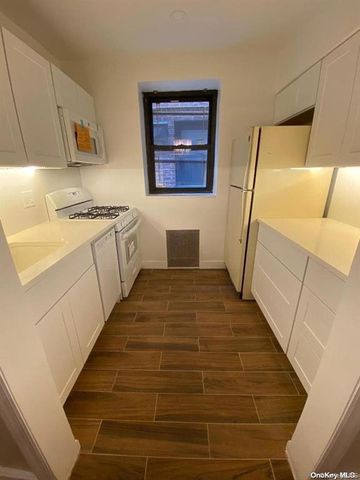 2 Town House Place 1J, Great Neck Plaza, NY 11021