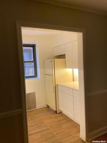 2 Town House Place 1J, Great Neck Plaza, NY 11021