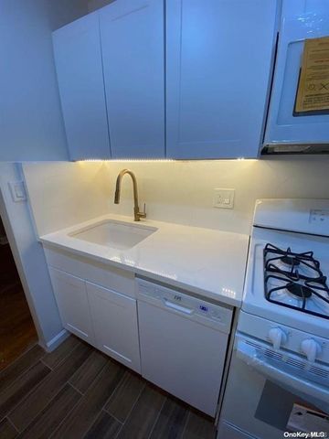 2 Town House Place 1J, Great Neck Plaza, NY 11021