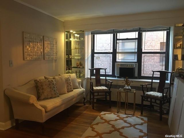 2 Town House Place 1J, Great Neck Plaza, NY 11021