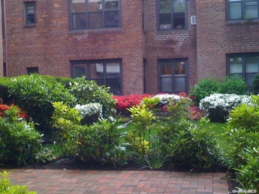 2 Town House Place 1J, Great Neck Plaza, NY 11021