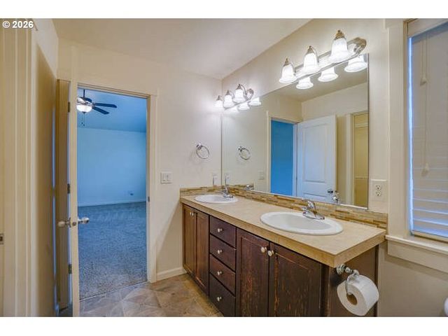 4013 N PIONEER CANYON Dr, Ridgefield, WA 98642