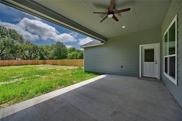 185 Oak Cluster Drive, Columbus, TX 78934