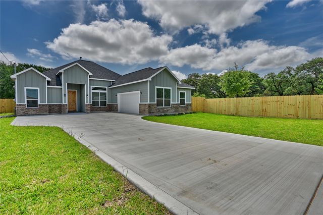 185 Oak Cluster Drive, Columbus, TX 78934