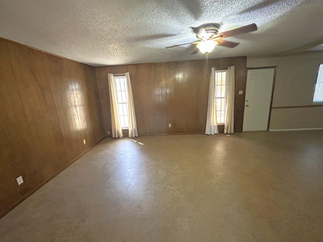 604 N Elgin Avenue, Levelland, TX 79336