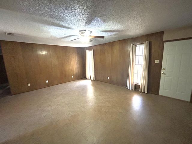 604 N Elgin Avenue, Levelland, TX 79336