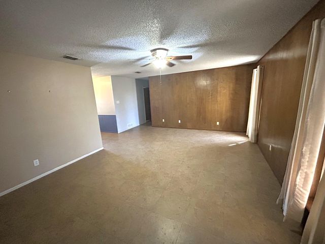 604 N Elgin Avenue, Levelland, TX 79336