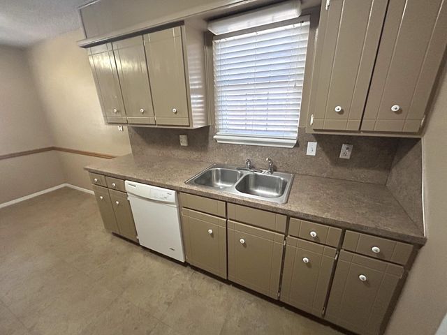 604 N Elgin Avenue, Levelland, TX 79336