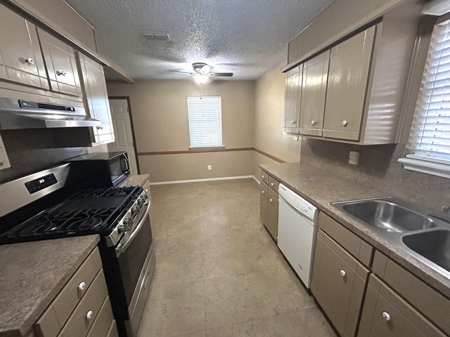 604 N Elgin Avenue, Levelland, TX 79336