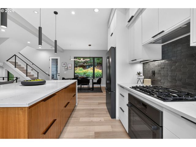7625 S FULTON PARK Blvd, Portland, OR 97219