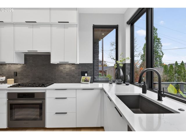 7625 S FULTON PARK Blvd, Portland, OR 97219