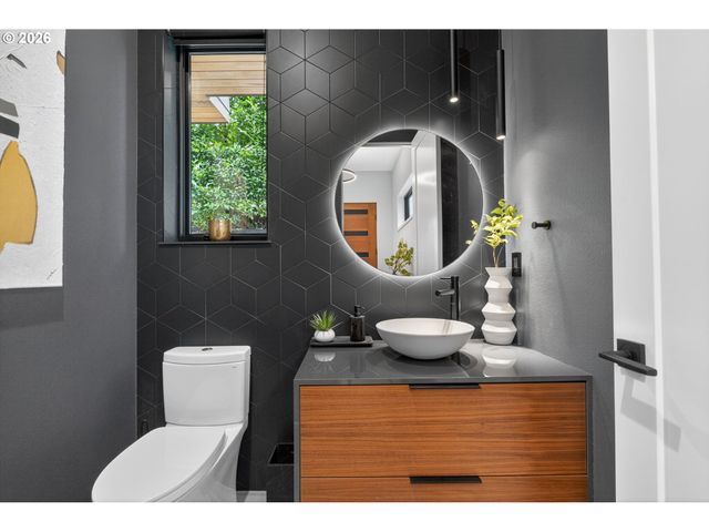 7625 S FULTON PARK Blvd, Portland, OR 97219
