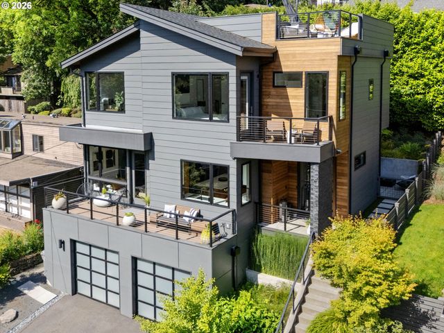 7625 S FULTON PARK Blvd, Portland, OR 97219