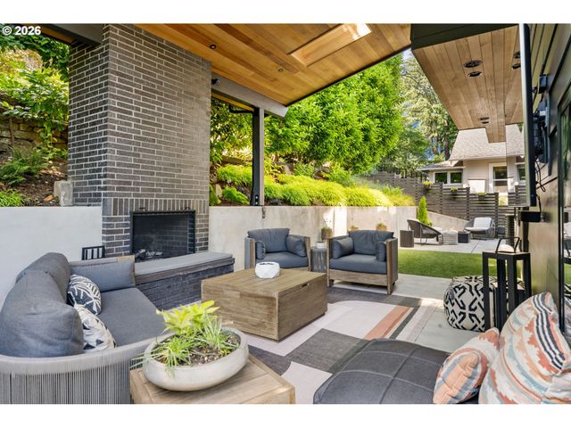 7625 S FULTON PARK Blvd, Portland, OR 97219