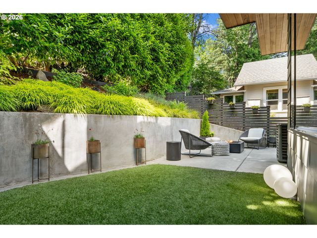 7625 S FULTON PARK Blvd, Portland, OR 97219