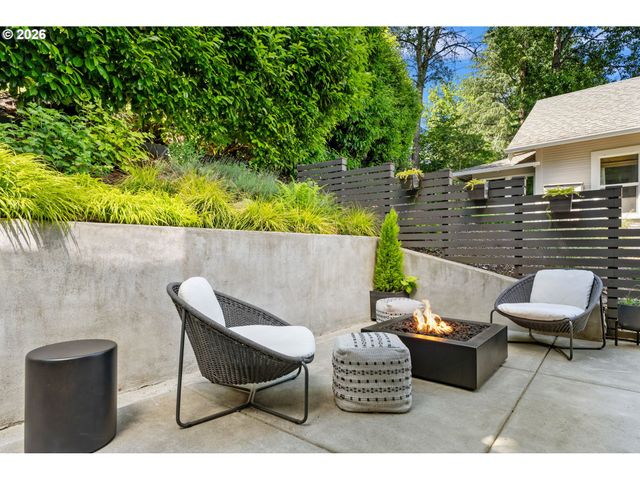 7625 S FULTON PARK Blvd, Portland, OR 97219