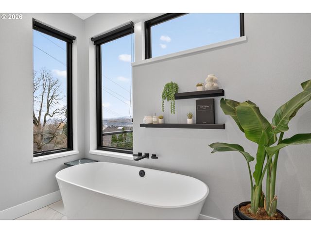 7625 S FULTON PARK Blvd, Portland, OR 97219