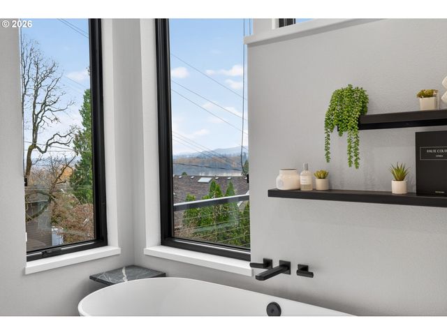 7625 S FULTON PARK Blvd, Portland, OR 97219