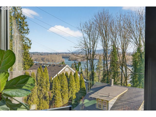 7625 S FULTON PARK Blvd, Portland, OR 97219