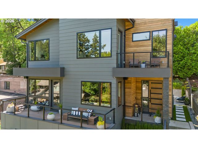 7625 S FULTON PARK Blvd, Portland, OR 97219