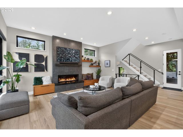 7625 S FULTON PARK Blvd, Portland, OR 97219