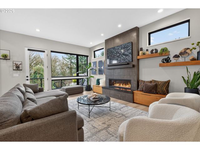 7625 S FULTON PARK Blvd, Portland, OR 97219