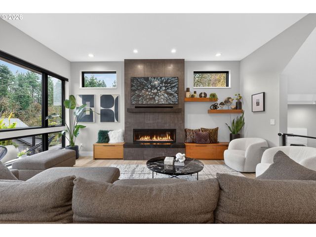 7625 S FULTON PARK Blvd, Portland, OR 97219