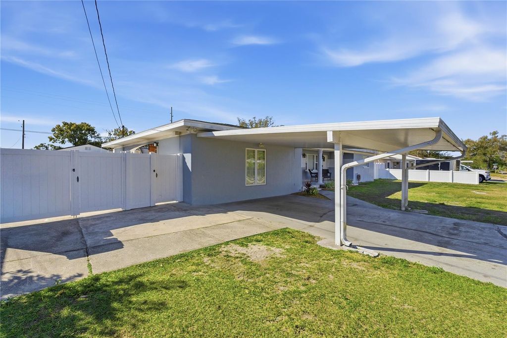 Image 4 of property listing at 3214 W ABDELLA STREET, Tampa, FL 33607