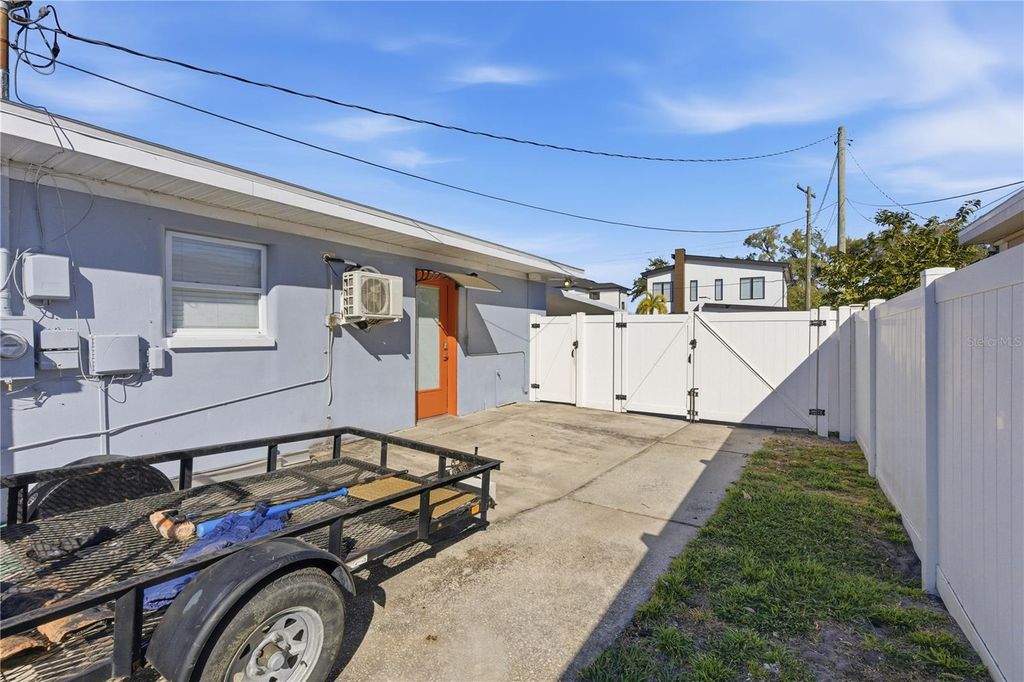 Image 35 of property listing at 3214 W ABDELLA STREET, Tampa, FL 33607