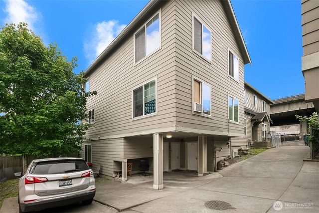 4218 Pasadena Place NE, Seattle, WA 98105