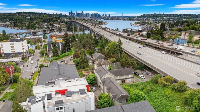 4218 Pasadena Place NE, Seattle, WA 98105