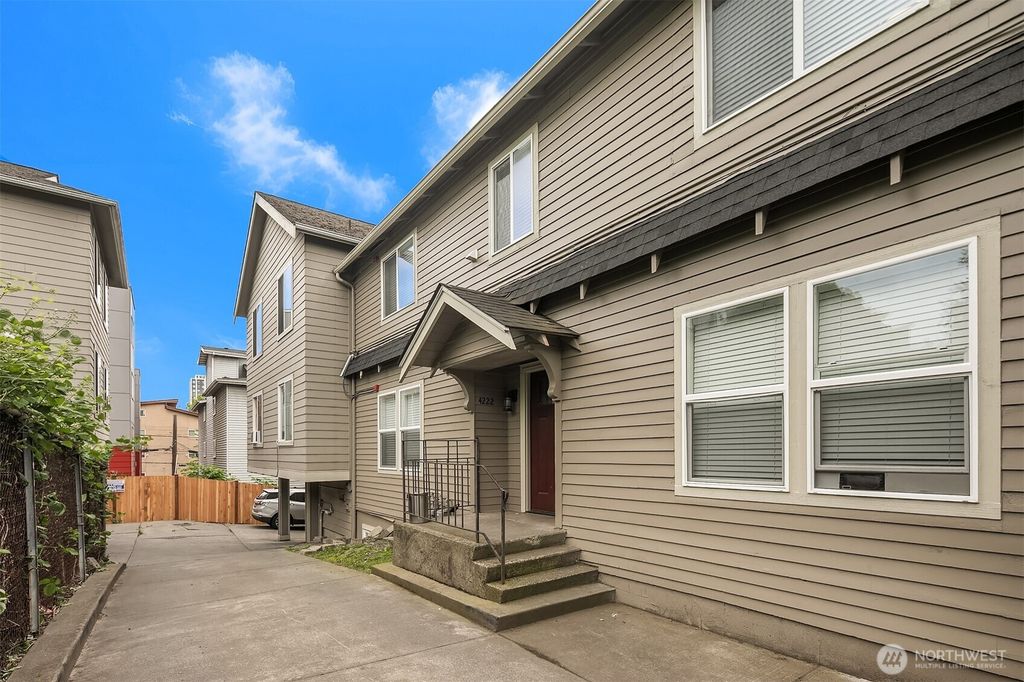 4218 Pasadena Place NE, Seattle, WA 98105