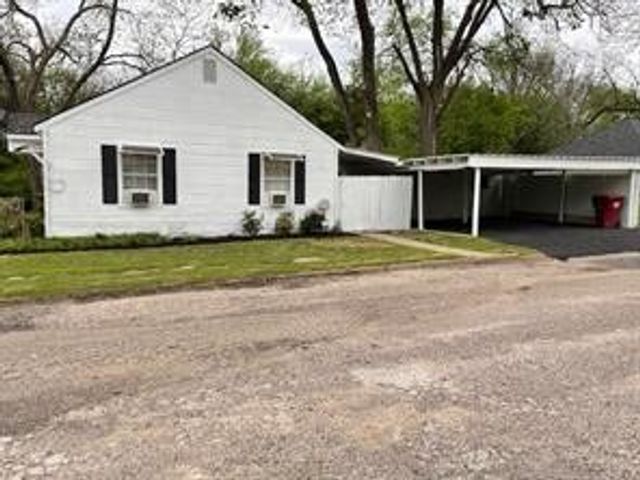 215 Orange Street, Farmersville, TX 75442