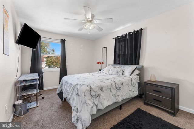 5 DOE DR, Blackwood, NJ 08012