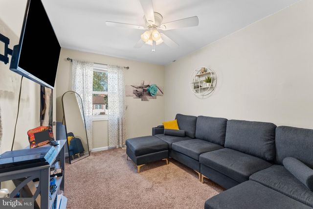 5 DOE DR, Blackwood, NJ 08012