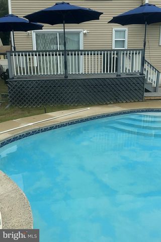 5 DOE DR, Blackwood, NJ 08012