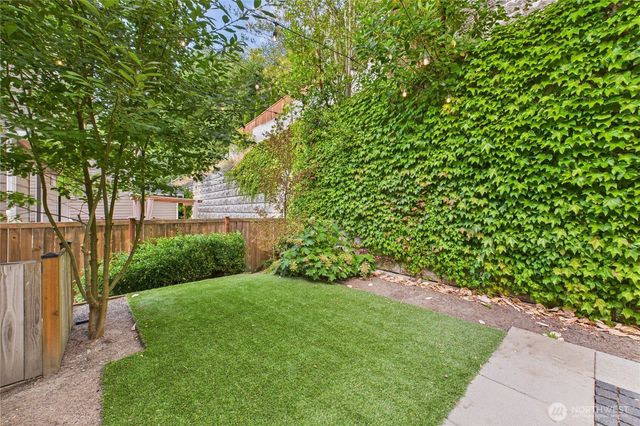 19608 82nd Pl NE, Kenmore, WA 98028