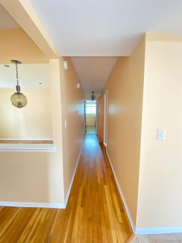 5080 Abington Drive, Troy, MI 48085